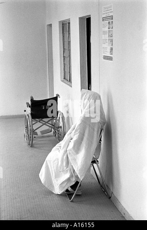 Une femme sénégalaise se trouve dans le quartier de la tuberculose dans un hôpital en Ziginchour dans la région de la Casamance au Sénégal en Afrique de l'Ouest. Rebelles dans Banque D'Images