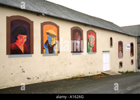 Petit studio cinéma avec peinture murale peinte à la main de portraits de stars du cinéma français dans les régions rurales de Bretagne. Banque D'Images