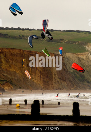 White Air Extreme Sports Isle of Wight Festival Octobre 2005 kite surfeurs sous les falaises de Sandown Banque D'Images