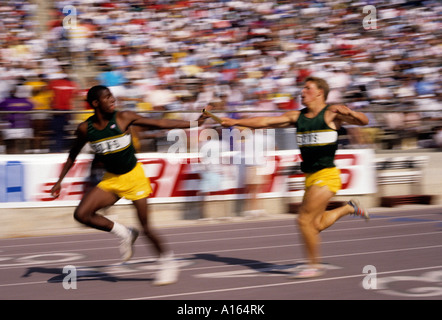 Image numérique d'athlètes masculins en compétition d'athlétisme Banque D'Images