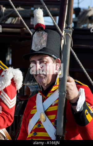 L'homme habillé en anglais du 18ème siècle, musket en main, à bord du Grand Turc de Great Yarmouth Festival maritime (2006) Banque D'Images