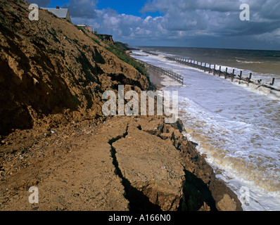 La hausse du niveau de la mer entraînant l'érosion côtière sur la côte douce Happisburgh Norfolk England UK Banque D'Images