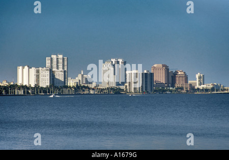 Centre-ville de West Palm Beach sur la mer, vue depuis le sud du pont Boulevard, Floride, USA Banque D'Images