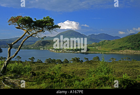 Le village Shieldaig Wester Ross en Écosse avec le Torridon Mountains en arrière-plan. Banque D'Images