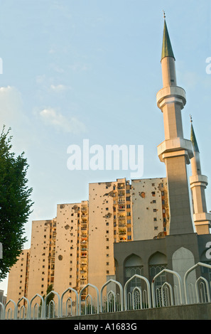 Appartement endommagées par la guerre et les blocs sur la mosquée dans la banlieue de Sarajevo, Bosnie et Herzégovine Banque D'Images