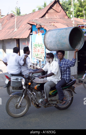 L'homme sur la moto, à Pondichéry, en Inde. Banque D'Images