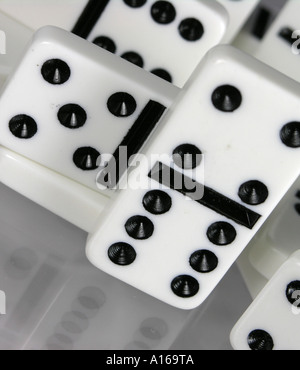 Dominos debout sur fin Banque D'Images