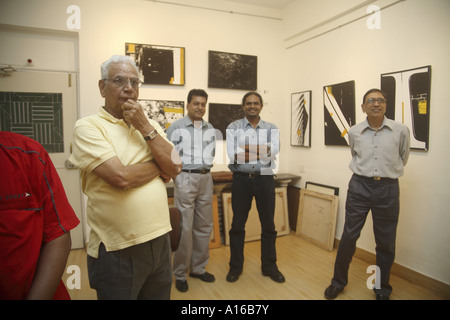 Jagdish Agarwal effectuant une promenade artistique à l'exposition de photographies d'art Abstracts sur toile par Ravi Shekhar dans la galerie d'art Legacy Bombay Mumbai Inde Asie Banque D'Images