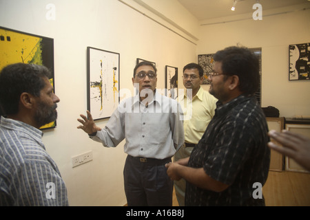 Jagdish Agarwal effectuant une promenade artistique à l'exposition de photographies d'art Abstracts sur toile par Ravi Shekhar dans la galerie d'art Legacy Bombay Mumbai Inde Asie Banque D'Images