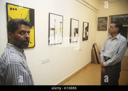 Jagdish Agarwal effectuant une promenade artistique à l'exposition de photographies d'art Abstracts sur toile par Ravi Shekhar dans la galerie d'art Legacy Bombay Mumbai Inde Asie Banque D'Images