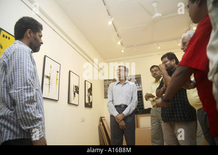 Jagdish Agarwal effectuant une promenade artistique à l'exposition de photographies d'art Abstracts sur toile par Ravi Shekhar dans la galerie d'art Legacy Bombay Mumbai Inde Asie Banque D'Images