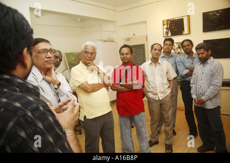 Jagdish Agarwal effectuant une promenade artistique à l'exposition de photographies d'art Abstracts sur toile par Ravi Shekhar dans la galerie d'art Legacy Bombay Mumbai Inde Asie Banque D'Images