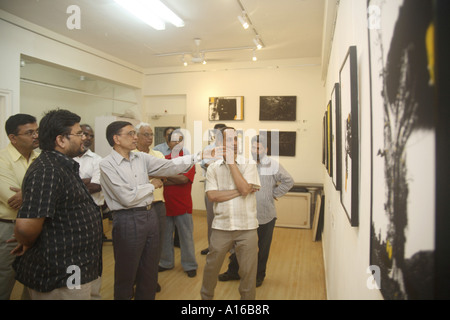 Jagdish Agarwal effectuant une promenade artistique à l'exposition de photographies d'art Abstracts sur toile par Ravi Shekhar dans la galerie d'art Legacy Bombay Mumbai Inde Asie Banque D'Images