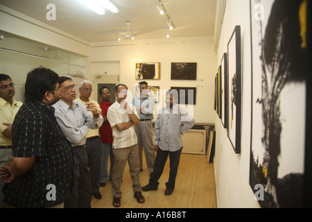 Jagdish Agarwal effectuant une promenade artistique à l'exposition de photographies d'art Abstracts sur toile par Ravi Shekhar dans la galerie d'art Legacy Bombay Mumbai Inde Asie Banque D'Images