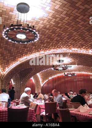 Les gens de dîner au célèbre Grand Central Oyster Bar et Restaurant dans le Grand Central Terminal, New York City NY USA Banque D'Images