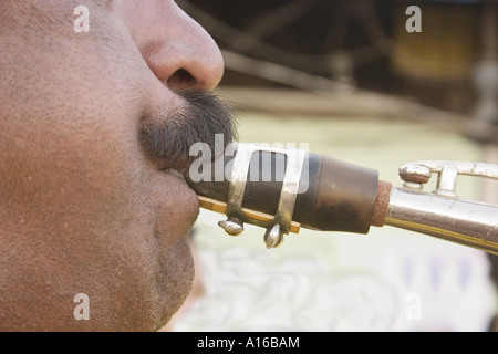 Instrument de musique Man playing trumpet Banque D'Images