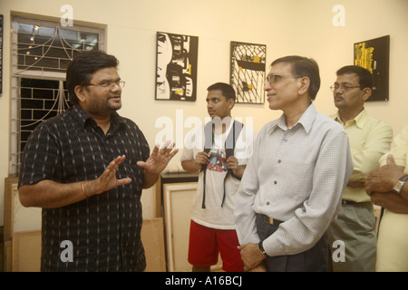 Jagdish Agarwal effectuant une promenade artistique à l'exposition de photographies d'art Abstracts sur toile par Ravi Shekhar dans la galerie d'art Legacy Bombay Mumbai Inde Asie Banque D'Images