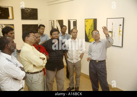 Jagdish Agarwal effectuant une promenade artistique à l'exposition de photographies d'art Abstracts sur toile par Ravi Shekhar dans la galerie d'art Legacy Bombay Mumbai Inde Asie Banque D'Images