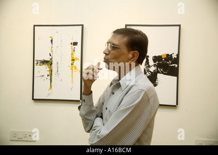 Jagdish Agarwal effectuant une promenade artistique à l'exposition de photographies d'art Abstracts sur toile par Ravi Shekhar dans la galerie d'art Legacy Bombay Mumbai Inde Asie Banque D'Images