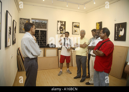 Jagdish Agarwal effectuant une promenade artistique à l'exposition de photographies d'art Abstracts sur toile par Ravi Shekhar dans la galerie d'art Legacy Bombay Mumbai Inde Asie Banque D'Images