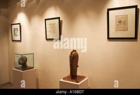 Deux sculptures de l'artiste peintre sculpteur en bronze d'argile Himmat Shah Banque D'Images