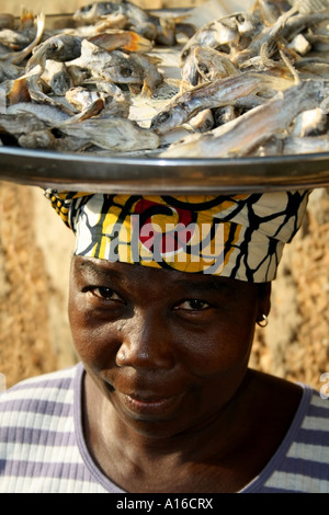 Portrait de la femme togolaise transport du poisson sur la tête , Kpalime Banque D'Images