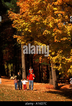 Couleurs d'automne Family having picnic in New England Banque D'Images