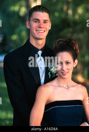 Young teen couple posing avant d'aller à l'école secondaire prom Banque D'Images