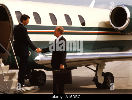 Chaque message d'hommes d'autres en face de corporate jet Banque D'Images