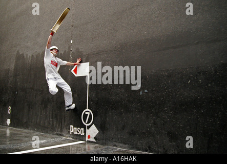 Le jai alai joueur attrape la balle dans son wicker cesta au cours d'une partie de l'Espagne Guernica Banque D'Images