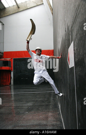 Le jai alai joueur attrape la balle dans son wicker cesta au cours d'une partie de l'Espagne Guernica Banque D'Images