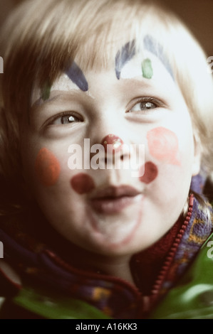 Caucasian girl 3 ans Clown face painting Banque D'Images