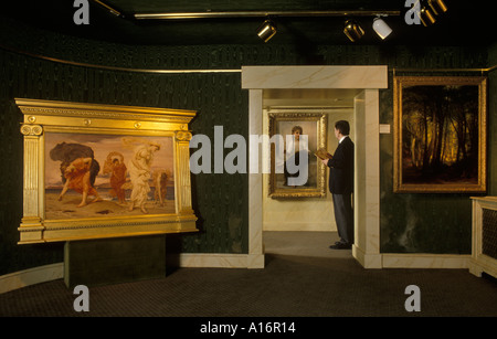Marchand d'art 1990s en galerie la Galerie d'art Belgravia Londres 1999 Royaume-Uni . (L) les filles grecques ramassant des pébbles par Lord Frederic Leighton HOMER SYKES Banque D'Images