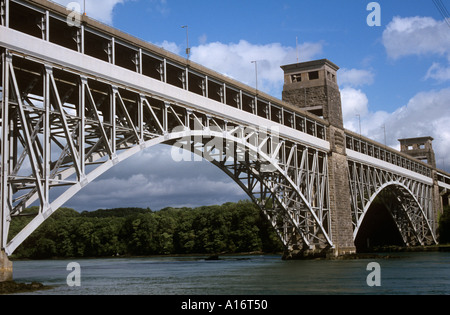 Le Britannia Pont sur le détroit de Menai Banque D'Images