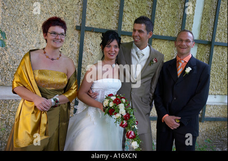 Couples nuptiales avec meilleur homme et témoin au mariage Banque D'Images