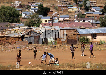 Alexandra Township Johannesburg Afrique du Sud jouer au football ballon de soccer player team Banque D'Images