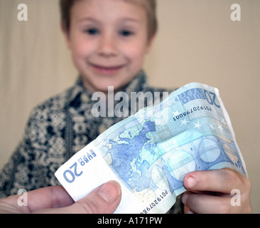 Garçon avec un 20 Euro note Banque D'Images