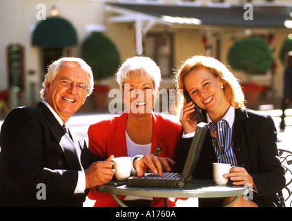 Businessman et deux businesswomen having lunch together Banque D'Images