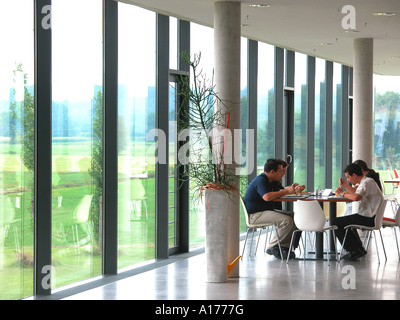 Repas dans la cafétéria d'une entreprise Banque D'Images