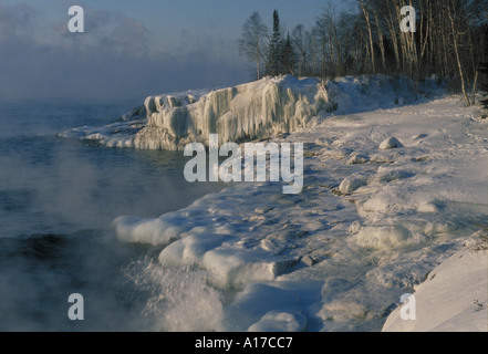 Matin froid sur le lac Supérieur à Temperance River State Park MN Banque D'Images