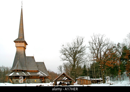 Une église en bois avec un grand clocher, Sighet, Roumanie. Banque D'Images