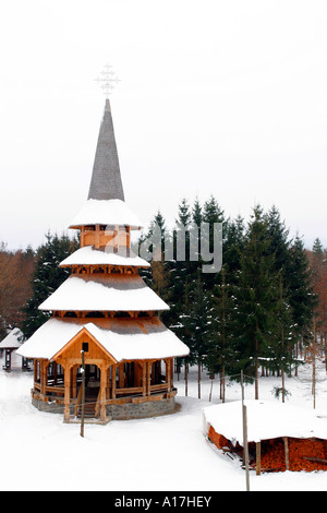 Une église en bois avec un grand clocher, Sighet, Roumanie. Banque D'Images