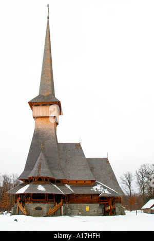 Une église en bois avec un grand clocher, Sighet, Roumanie. Banque D'Images