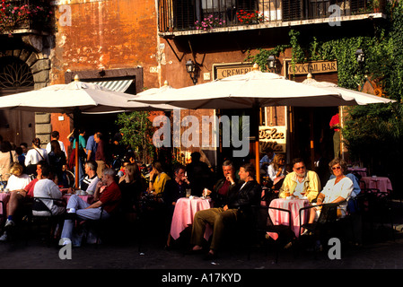 Serveur dans la chaussée terrasse bar café Piazza Navona est une place de la ville de Rome en Italie. Banque D'Images