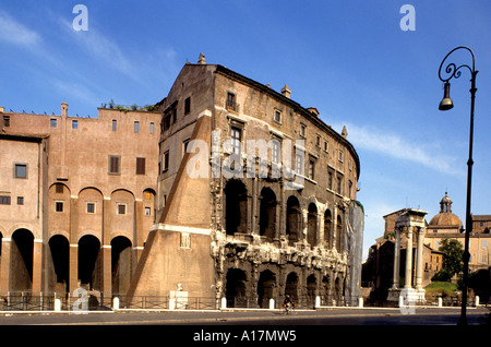 Colisée - amphithéâtre ovale Colosseo au centre de la ville de Rome, AD 70–80, constructeur Vespasien, Titus, romain, Rome, Italie. Banque D'Images