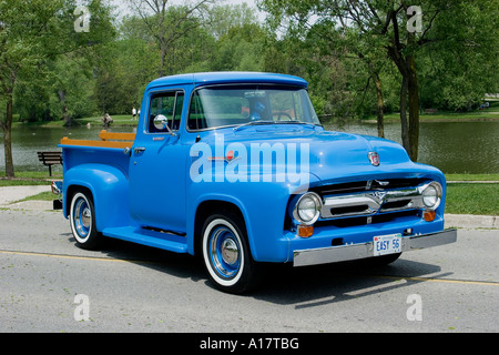 1956 Ford F100 Camionnette cabine personnalisé sur la chaussée Banque D'Images