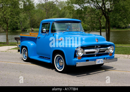 1956 Ford F100 Camionnette cabine personnalisé sur la chaussée Banque D'Images