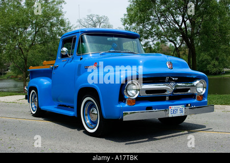 1956 Ford F100 Camionnette cabine personnalisé sur la chaussée Banque D'Images