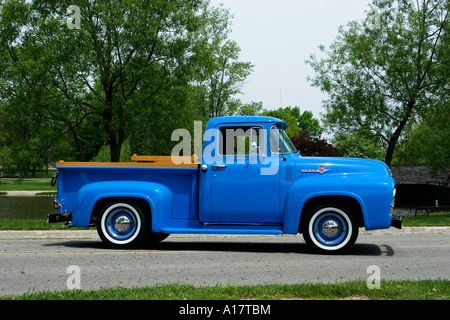 1956 Ford F100 Camionnette cabine personnalisé sur la chaussée Banque D'Images