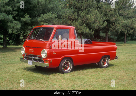 1966 Dodge UN Compact 100 Pick up Truck on grass Banque D'Images